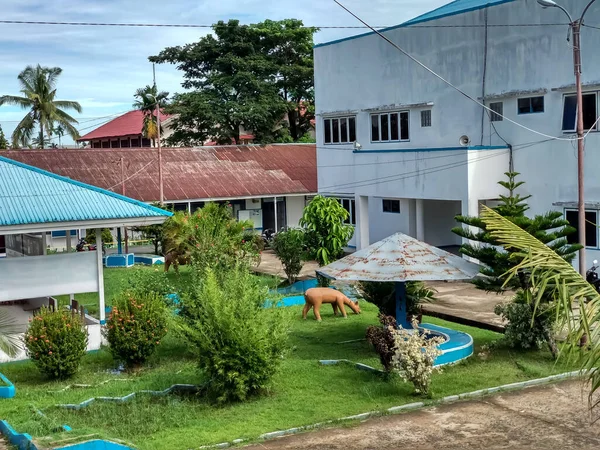 Beau Bâtiment Avec Ciel Bleu Herbe Verte — Photo