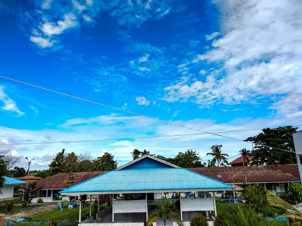 Hermoso Edificio Con Cielo Azul Hierba Verde — Foto de Stock