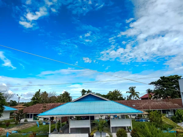 Mavi Gökyüzü Yeşil Çimenleri Olan Güzel Bir Bina — Stok fotoğraf