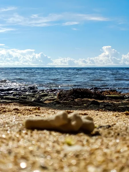 Piękny Ocean Spokojna Woda Piaskiem — Zdjęcie stockowe