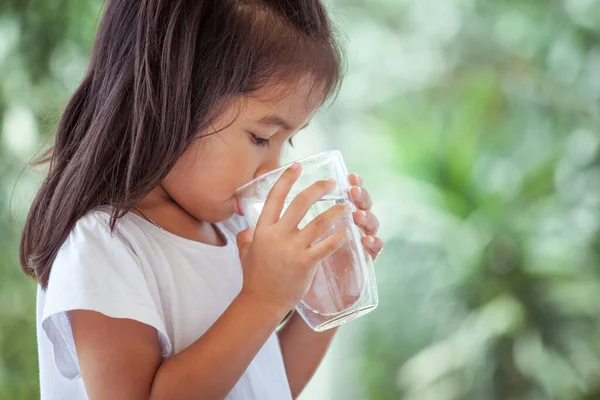 Nettes Asiatisches Kleines Mädchen Trinkt Frisches Wasser Aus Glas Auf — Stockfoto
