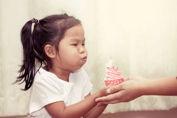 Ásia Menina Ter Diversão Para Soprar Aniversário Cupcake Vintage Cor — Fotografia de Stock
