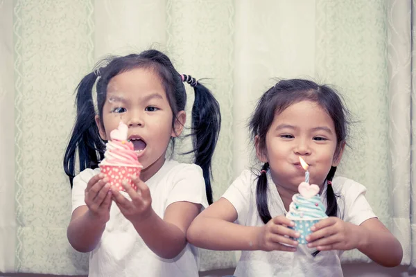Две Азиатские Маленькая Девочка Весело Взорвать День Рождения Кекс Вместе — стоковое фото