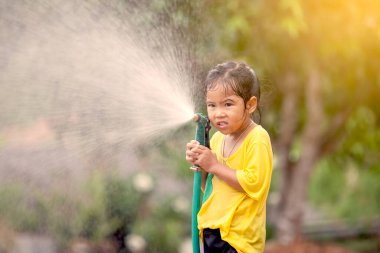 Mutlu Asyalı küçük kız Songkran Festivali Tayland 'da su oynarken eğleniyor.
