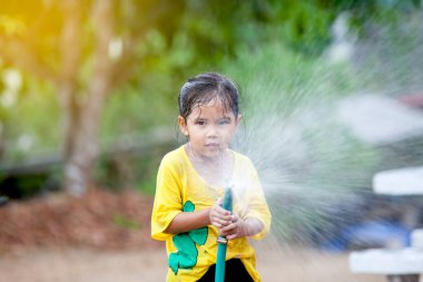 Mutlu Asyalı küçük kız Songkran Festivali Tayland 'da su oynarken eğleniyor.