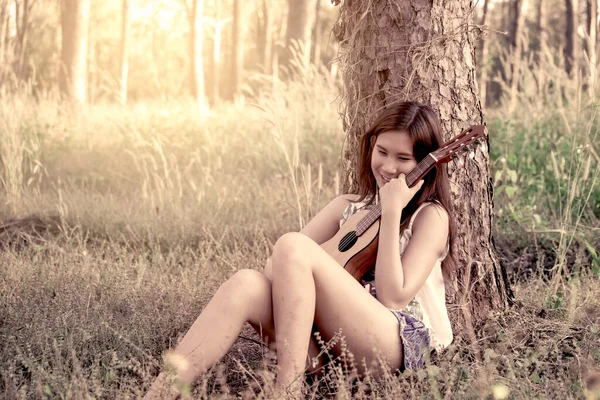 Joven Mujer Asiática Pone Auriculares Escuchando Música Sosteniendo Guitarra Acústica —  Fotos de Stock