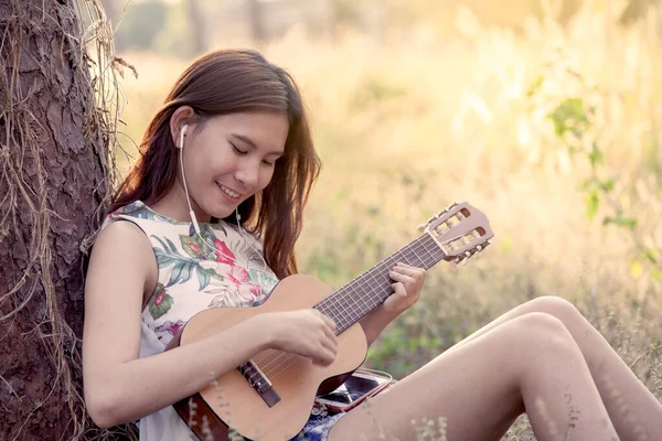 Joven Asiática Mujer Poner Auriculares Escuchando Música Tocando Guitarra Acústica —  Fotos de Stock