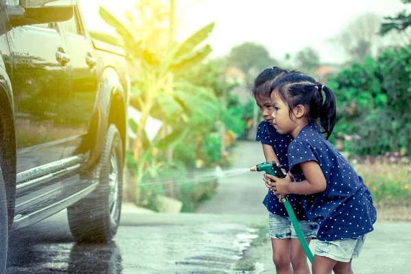 Dois Ásia Pouco Meninas Ajudando Pai Lavagem Carro — Fotografia de Stock