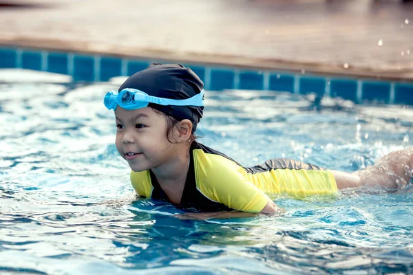 Bonito Ásia Menina Ter Diversão Para Nadar Piscina — Fotografia de Stock