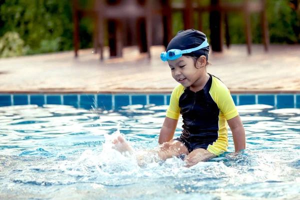 Bonito Ásia Menina Ter Diversão Para Nadar Piscina — Fotografia de Stock