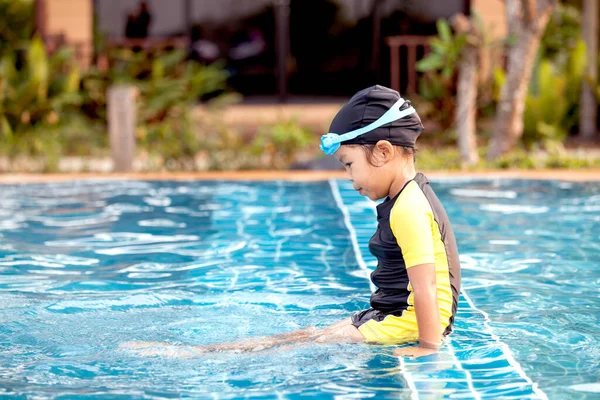 Bonito Ásia Menina Ter Diversão Para Nadar Piscina — Fotografia de Stock