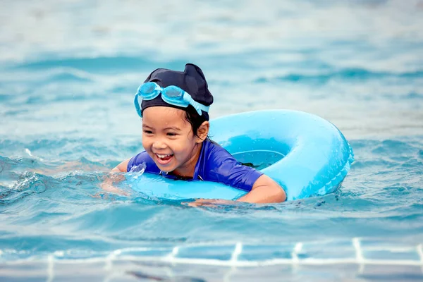 Süß Asiatisch Klein Mädchen Mit Schwimmen Ring Ist Having Spaß — Stockfoto