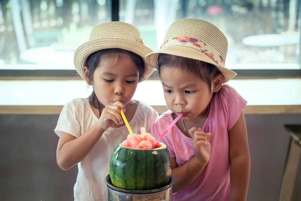 Zwei Kleine Asiatische Mädchen Trinken Zusammen Restaurant Wassermelonensaft — Stockfoto