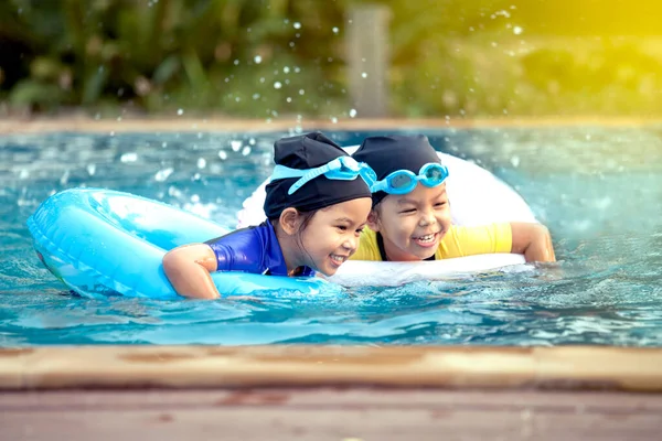 Zwei Asiatische Kleine Mädchen Haben Spaß Schwimmbad Zusammen Schwimmen — Stockfoto