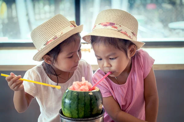 Zwei Kleine Asiatische Mädchen Trinken Zusammen Restaurant Wassermelonensaft — Stockfoto