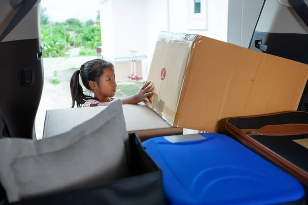 Niña Asiática Ayudando Los Padres Llevar Una Caja Cartón Con —  Fotos de Stock