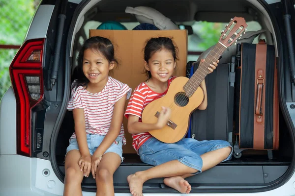 Feliz Asiático Niño Chica Jugando Guitarra Cantando Canción Con Hermana —  Fotos de Stock