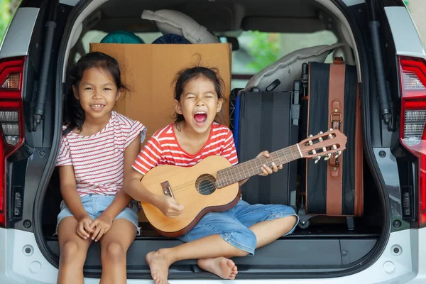Menina Asiática Feliz Tocando Guitarra Cantando Uma Música Com Sua — Fotografia de Stock