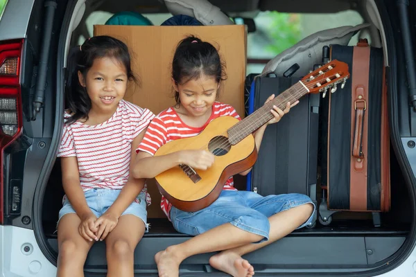 Feliz Asiático Niño Chica Jugando Guitarra Cantando Canción Con Hermana —  Fotos de Stock