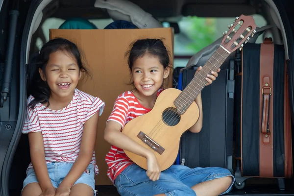 Menina Asiática Feliz Tocando Guitarra Cantando Uma Música Com Sua — Fotografia de Stock