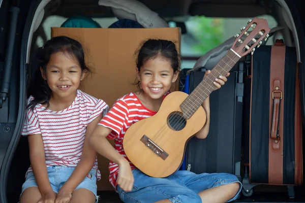 Feliz Asiático Niño Chica Jugando Guitarra Cantando Canción Con Hermana —  Fotos de Stock