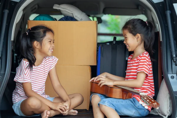 Feliz Asiático Niño Chica Jugando Guitarra Cantando Canción Con Hermana —  Fotos de Stock