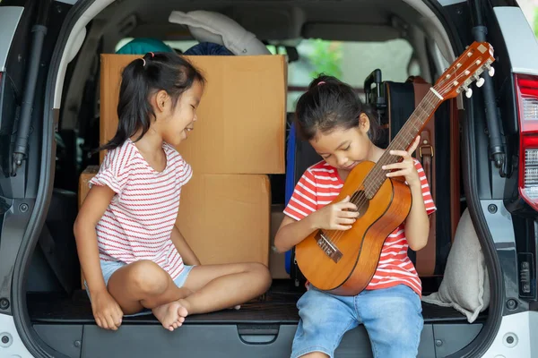 Feliz Asiático Niño Chica Jugando Guitarra Cantando Canción Con Hermana —  Fotos de Stock