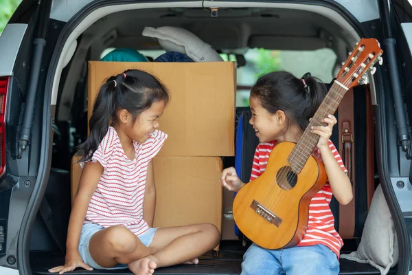 Menina Asiática Feliz Tocando Guitarra Cantando Uma Música Com Sua — Fotografia de Stock