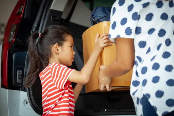 Menina Asiática Feliz Criança Mãe Ajudando Transportar Uma Caixa Papelão — Fotografia de Stock