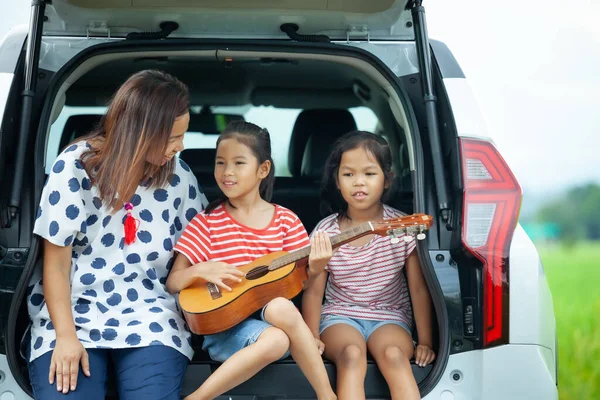 Família Feliz Crianças Asiáticas Sua Mãe Tocando Guitarra Cantando Uma — Fotografia de Stock