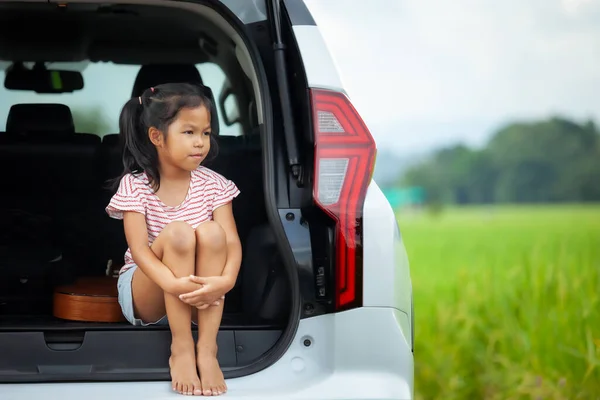 Triste Niña Asiática Sentada Sola Maletero Coche Mirando Naturaleza Mientras —  Fotos de Stock