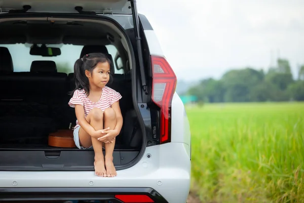 Triste Niña Asiática Sentada Sola Maletero Coche Mirando Naturaleza Mientras —  Fotos de Stock