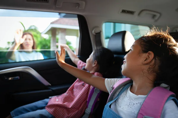 Vuelta Escuela Asiática Alumna Con Mochila Hermana Sentada Coche Saludando —  Fotos de Stock