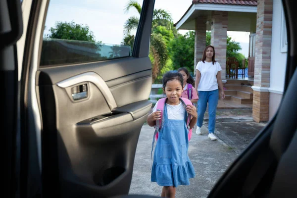 Vuelta Escuela Asiática Alumna Con Mochila Hermana Caminando Hacia Coche —  Fotos de Stock