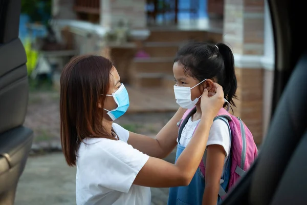 Mãe Asiática Ajuda Sua Filha Usando Máscara Proteção Para Proteger — Fotografia de Stock