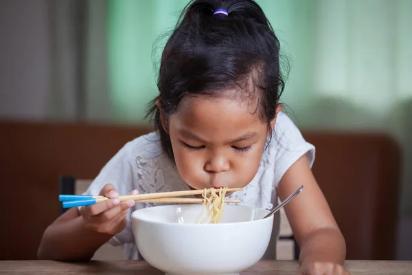 Niedliche Asiatische Kind Mädchen Essen Köstliche Instant Nudeln Mit Stäbchen — Stockfoto