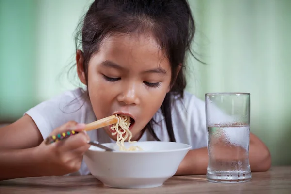 Niedliche Asiatische Kind Mädchen Essen Köstliche Instant Nudeln Mit Stäbchen — Stockfoto