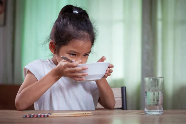 Linda Niña Asiática Comiendo Deliciosos Fideos Instantáneos Bebiendo Sopa Tazón — Foto de Stock