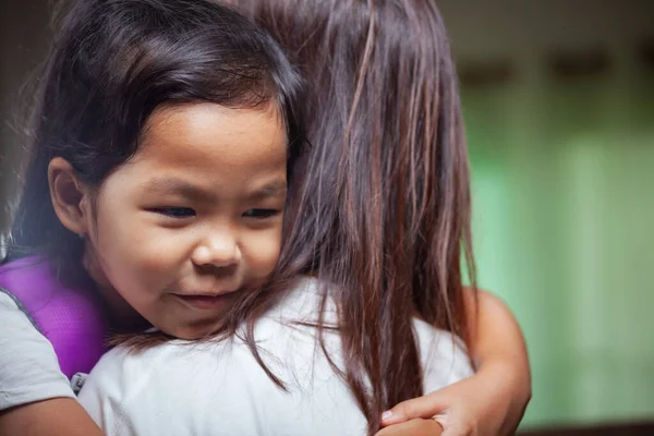 アジアの子供の女の子あります抱擁彼女の母親と取得準備のための学校 — ストック写真