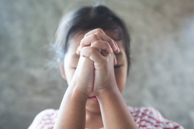 Asyalı çocuk Coronavirus Covid-19 'a yeni bir gün özgürlüğü için dua ediyor ve Coronavirus Covid-19 ve hava kirliliği pm2.5 yüzünden evde karantinada kalıyor..