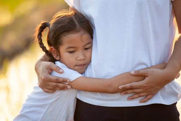 悲しいアジアの子供の女の子抱擁彼女のお母さんで田んぼで日光と — ストック写真