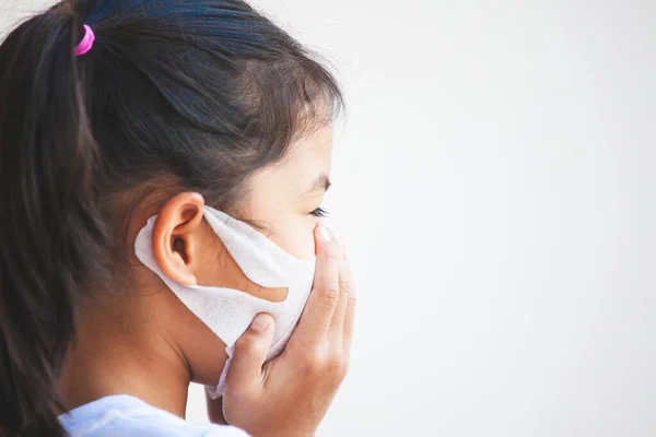 Carino Ragazza Asiatica Bambino Indossando Maschera Protezione Contro Inquinamento Smog — Foto Stock