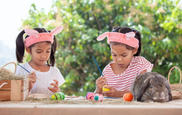 Dois Bonito Asiático Criança Meninas Desenho Pintura Páscoa Ovos Juntos — Fotografia de Stock