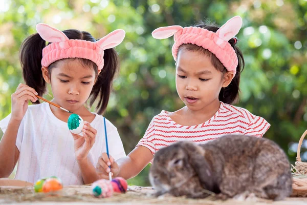 Dos Niñas Asiáticas Lindas Dibujando Pintando Huevos Pascua Juntos Preparan —  Fotos de Stock