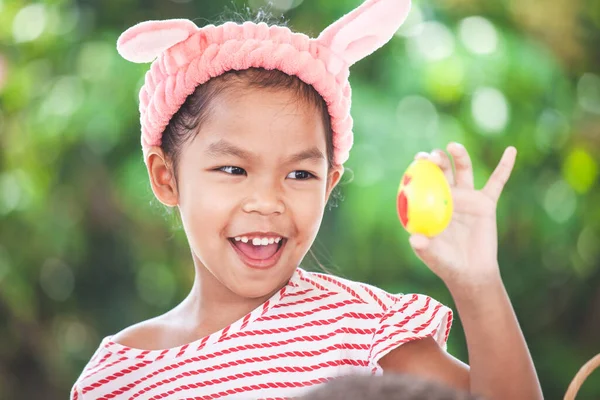 Feliz Asiático Criança Menina Desenho Coração Imagem Ovo Segurando Pintado — Fotografia de Stock