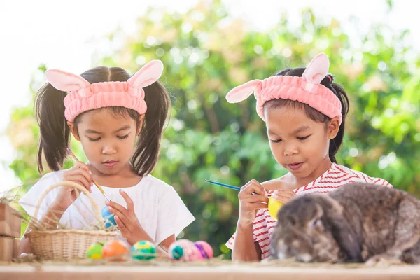 Dois Bonito Asiático Criança Meninas Desenho Pintura Páscoa Ovos Juntos — Fotografia de Stock