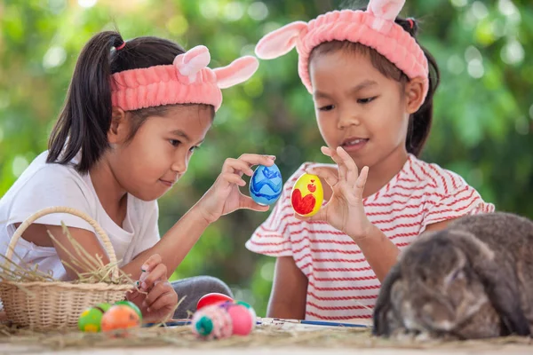 Dois Bonito Asiático Criança Meninas Desenho Pintura Páscoa Ovos Juntos — Fotografia de Stock