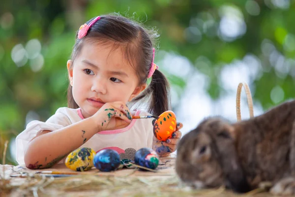 Linda Niña Asiática Dibujo Pintura Huevos Pascua Prepararse Para Día —  Fotos de Stock