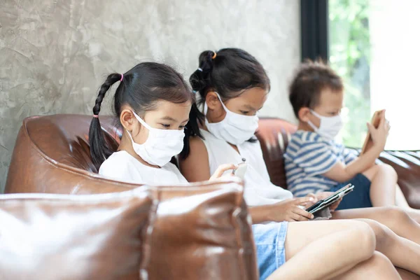 Asiático Crianças Menino Meninas Vestindo Máscara Proteção Jogando Smartphone Juntos — Fotografia de Stock