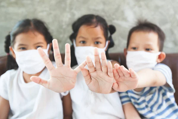 Menino Meninas Asiáticos Usando Máscara Proteção Mostrar Parar Gestos Mãos — Fotografia de Stock